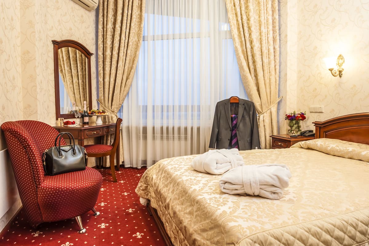 Deluxe Room | 1 bedroom, in-room safe, desk, laptop workspace