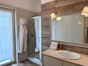 Apartment | Bathroom | Shower, free toiletries, slippers, bidet