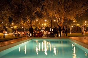 Piscine extérieure (ouverte en saison), parasols de plage