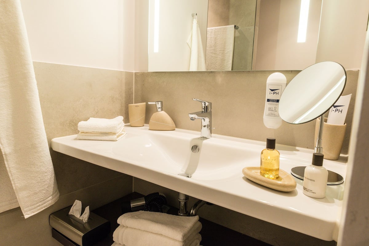 shower, free toiletries, hair dryer, towels