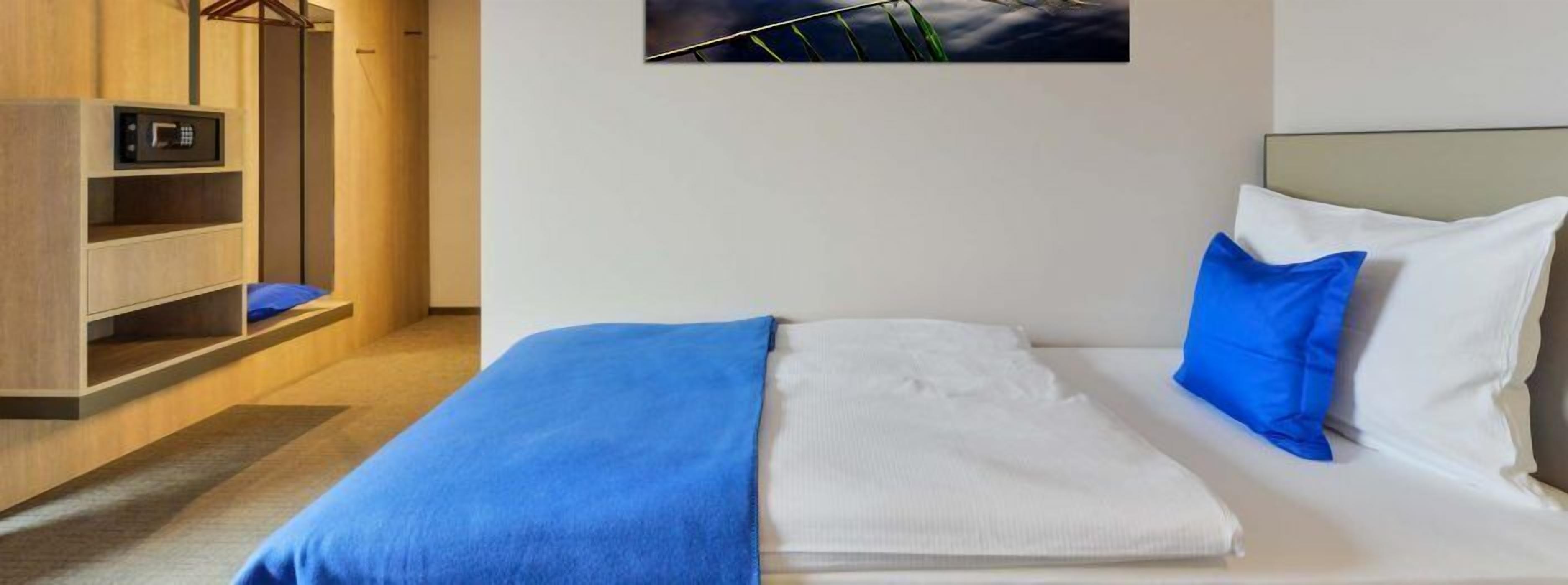 standard single room | premium bedding, in-room safe, desk, blackout curtains