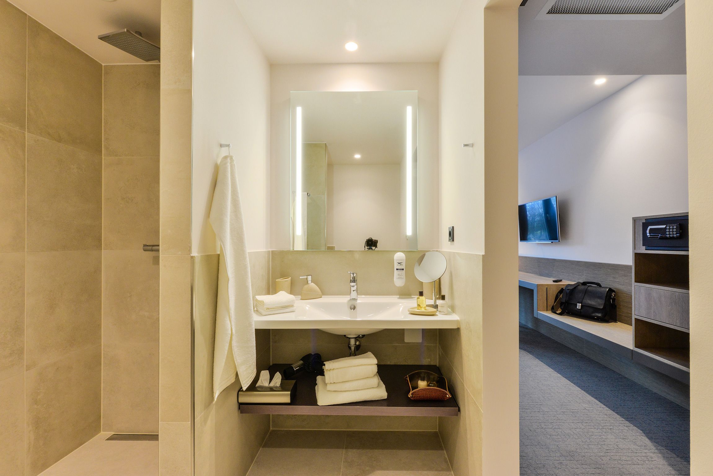 shower, free toiletries, hair dryer, towels