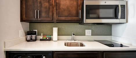 Refrigerador, microondas, placa de cocina, lavavajillas