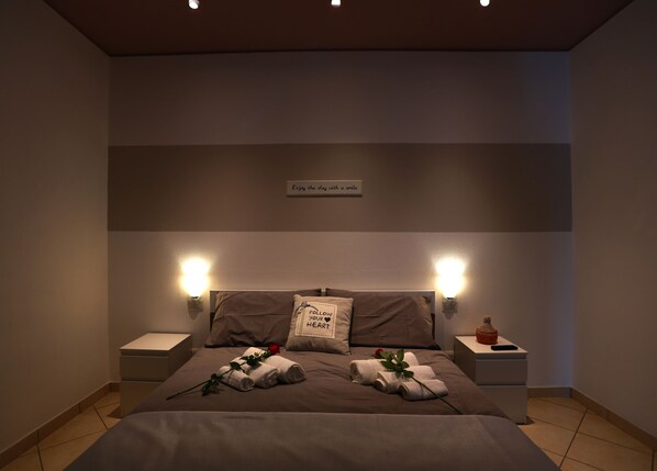 Apartamento design, 1 quarto, cozinha americana, vista para a cidade | 1 quarto, roupas de cama premium, frigobar