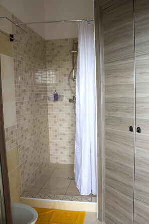 Basic-Zimmer, 1 Schlafzimmer, eigenes Bad, Gartenblick | Dusche im Bad
