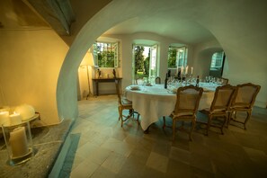 Daily continental breakfast (EUR 12 per person)