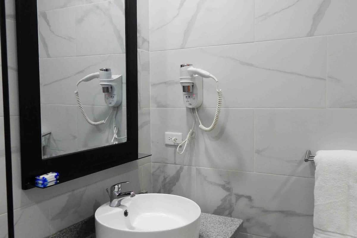 deluxe double room | bathroom | free toiletries, hair dryer, towels