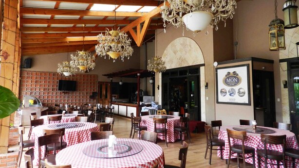 A restaurant with wooden beams, checkered tablecloths, and chandeliers. - MON Hotel Boutique (Constanza)