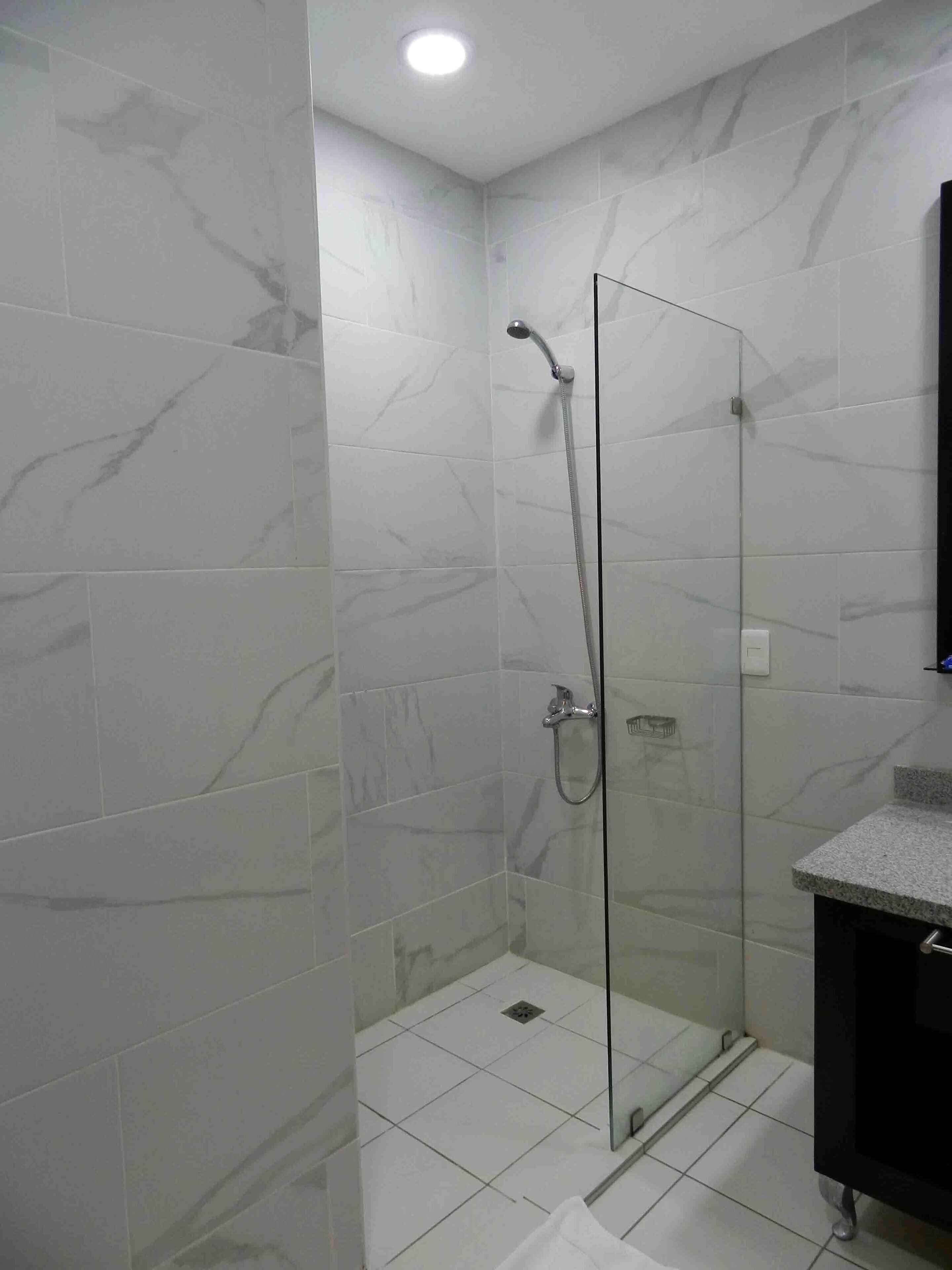 deluxe double room | bathroom shower