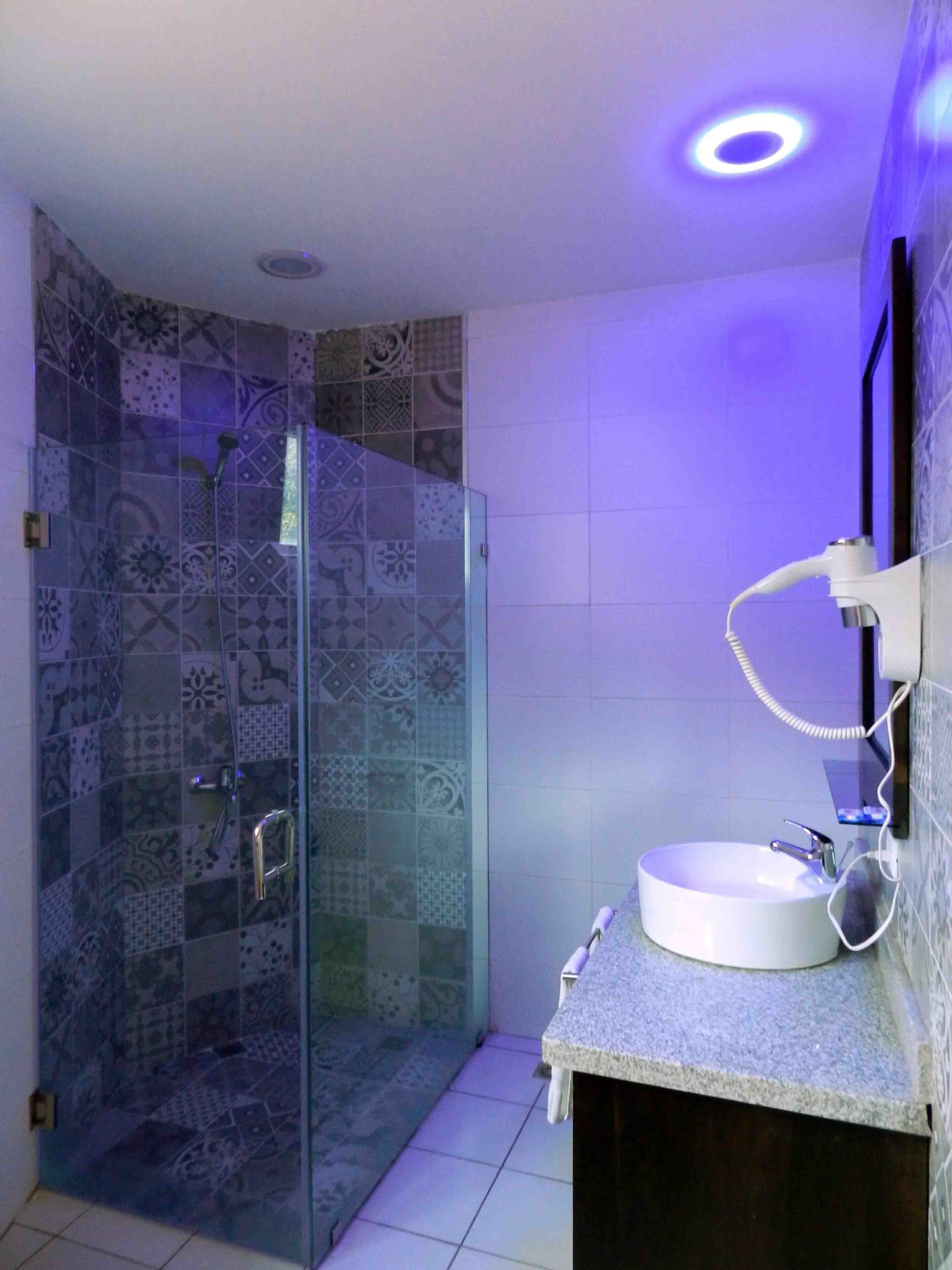 deluxe double room, 2 double beds | bathroom | free toiletries, hair dryer, towels