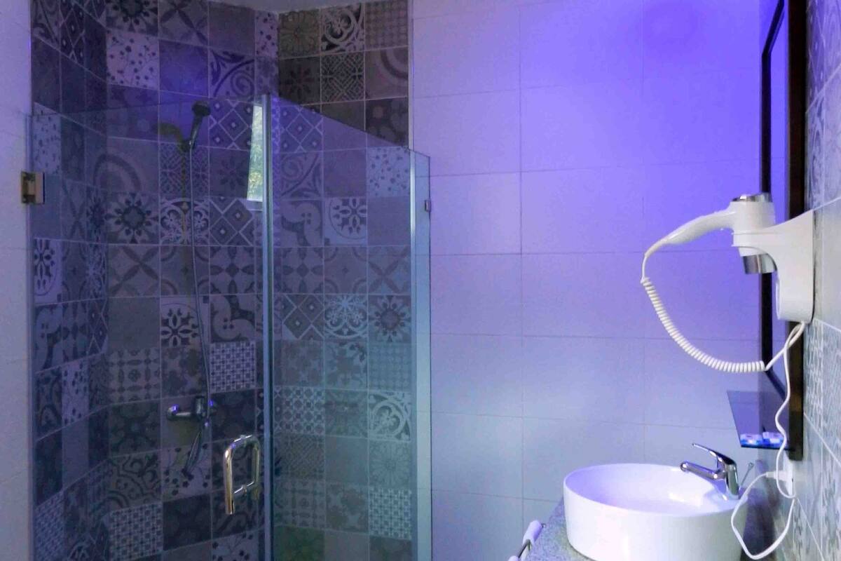 deluxe double room, 2 double beds | bathroom | free toiletries, hair dryer, towels