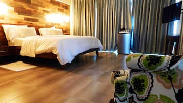 Suíte júnior, sacada | Roupas de cama premium, cofres nos quartos, individualmente mobiliados