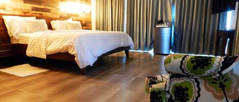 Junior Suite, Balcony | Premium bedding, in-room safe, individually furnished, desk