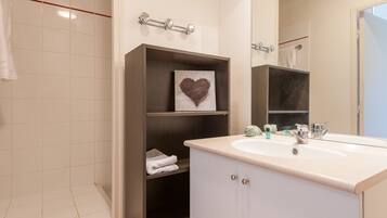 Studio Standar | Kamar mandi | Shower, perlengkapan mandi gratis, dan handuk