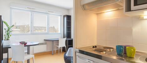 Estúdio standard | Cozinha americana privada | Geladeira, micro-ondas, cooktop, chaleira elétrica