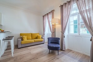 42-inch flat-screen TV with satellite channels, TV - Cayres Suites Surdo (Funchal)