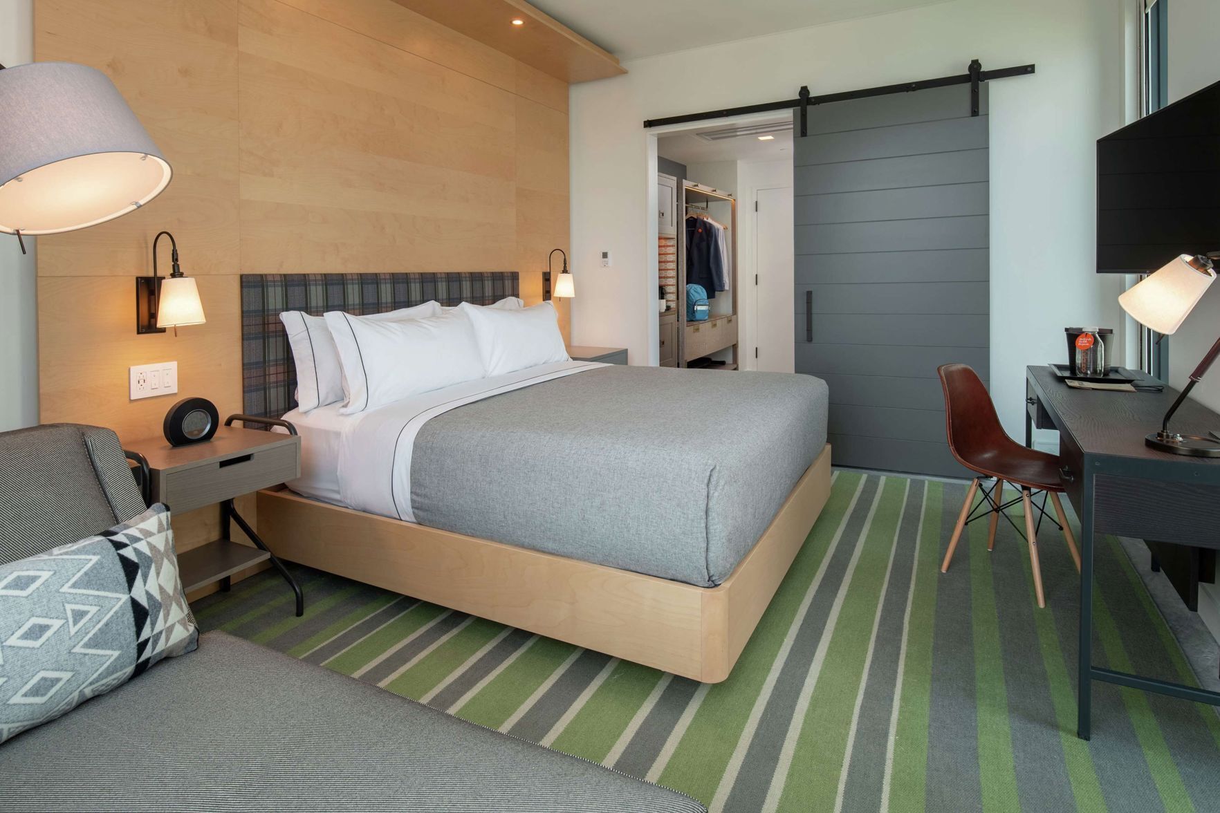 Luxe beddengoed, een kluis op de kamer, een bureau, een laptopwerkplek