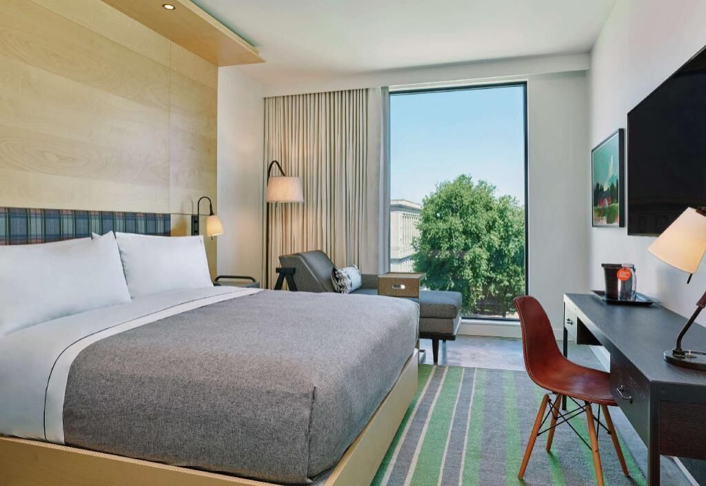 Luxe beddengoed, een kluis op de kamer, een bureau, een laptopwerkplek