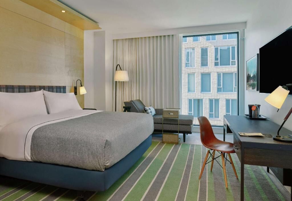 Luxe beddengoed, een kluis op de kamer, een bureau, een laptopwerkplek