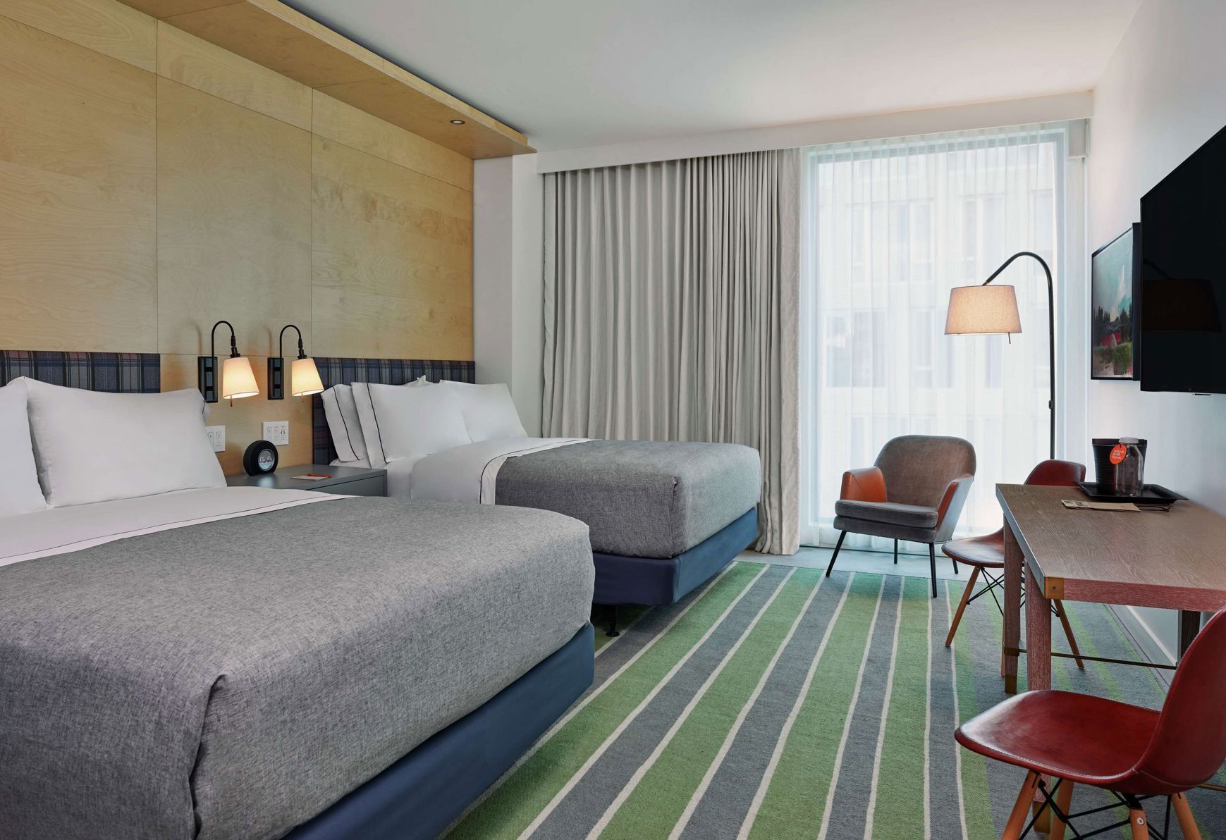 Luxe beddengoed, een kluis op de kamer, een bureau, een laptopwerkplek