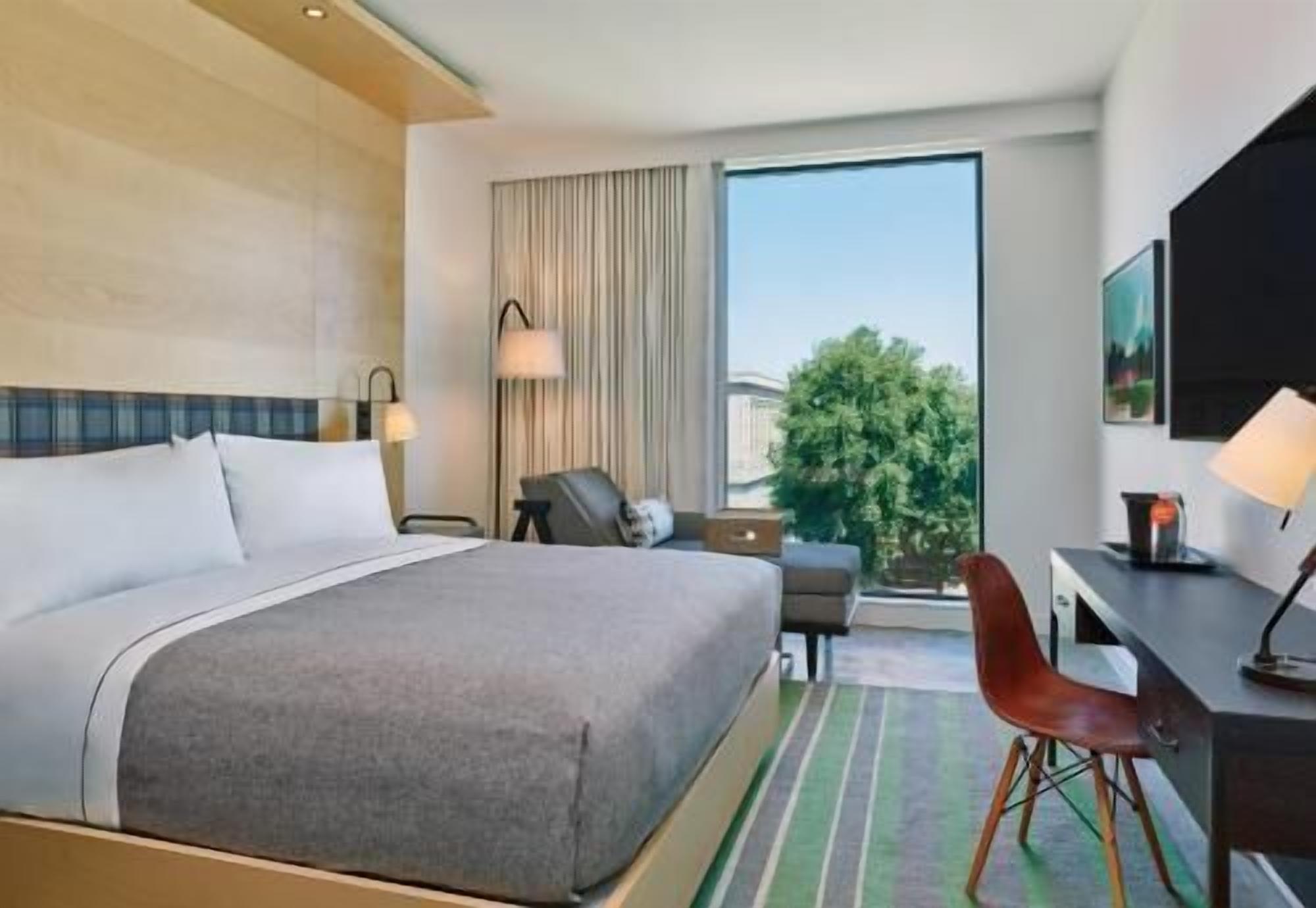 Luxe beddengoed, een kluis op de kamer, een bureau, een laptopwerkplek