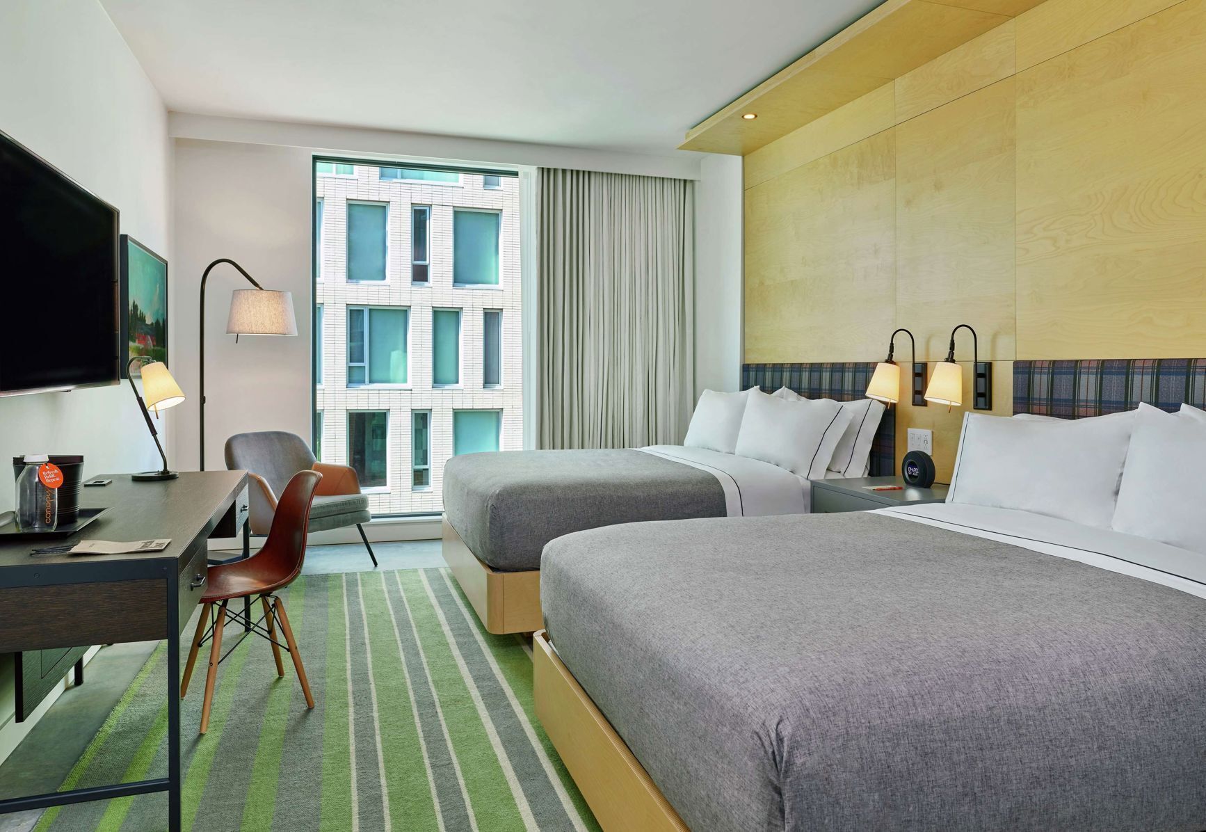 Luxe beddengoed, een kluis op de kamer, een bureau, een laptopwerkplek