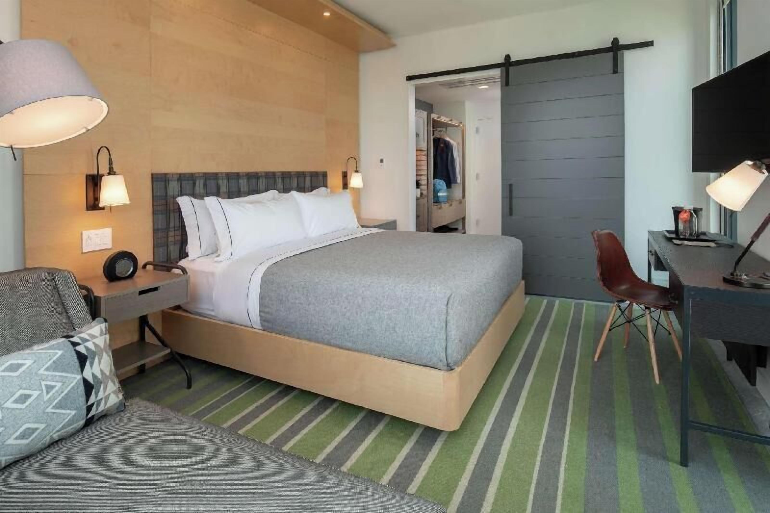 Luxe beddengoed, een kluis op de kamer, een bureau, een laptopwerkplek