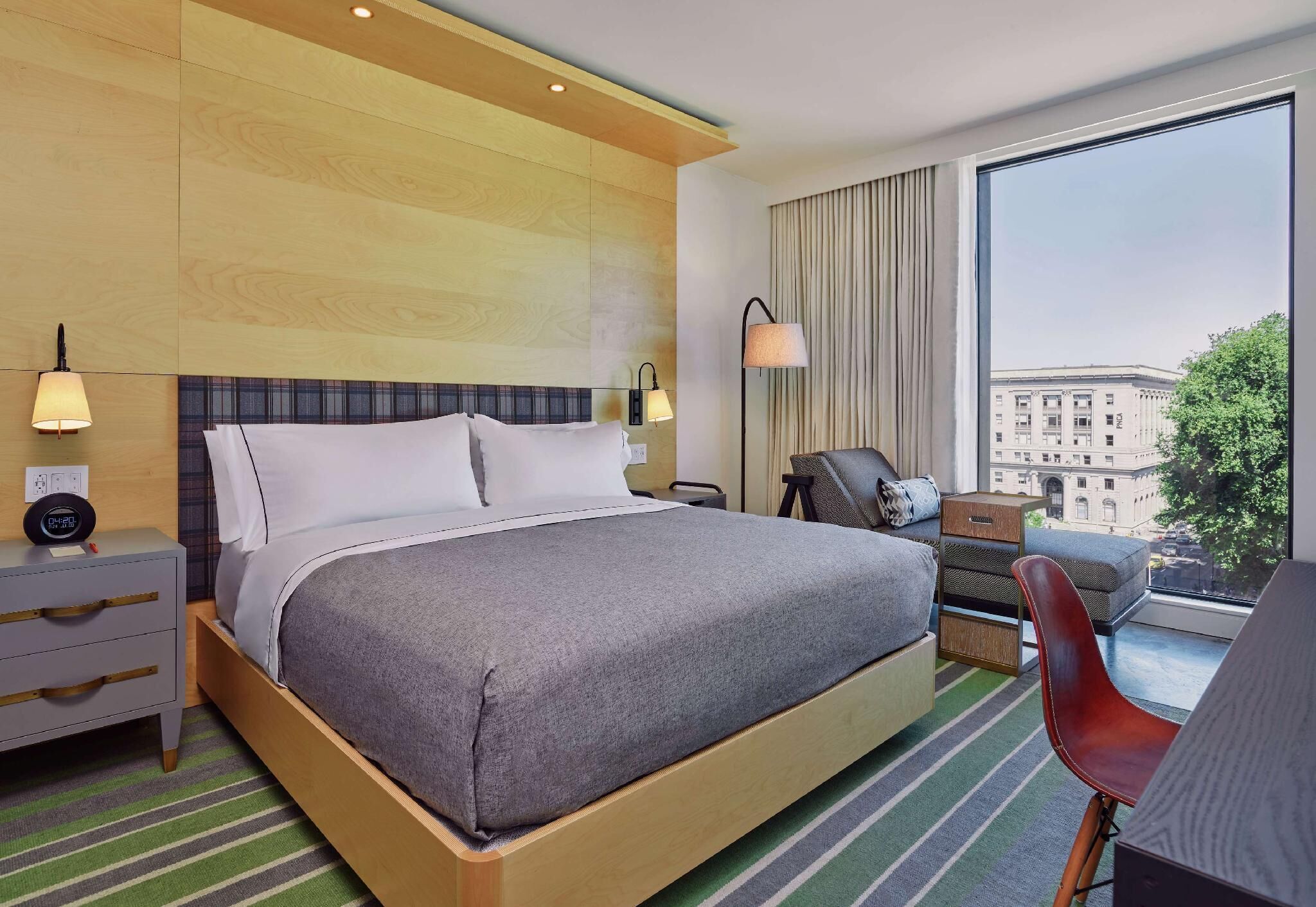 Luxe beddengoed, een kluis op de kamer, een bureau, een laptopwerkplek