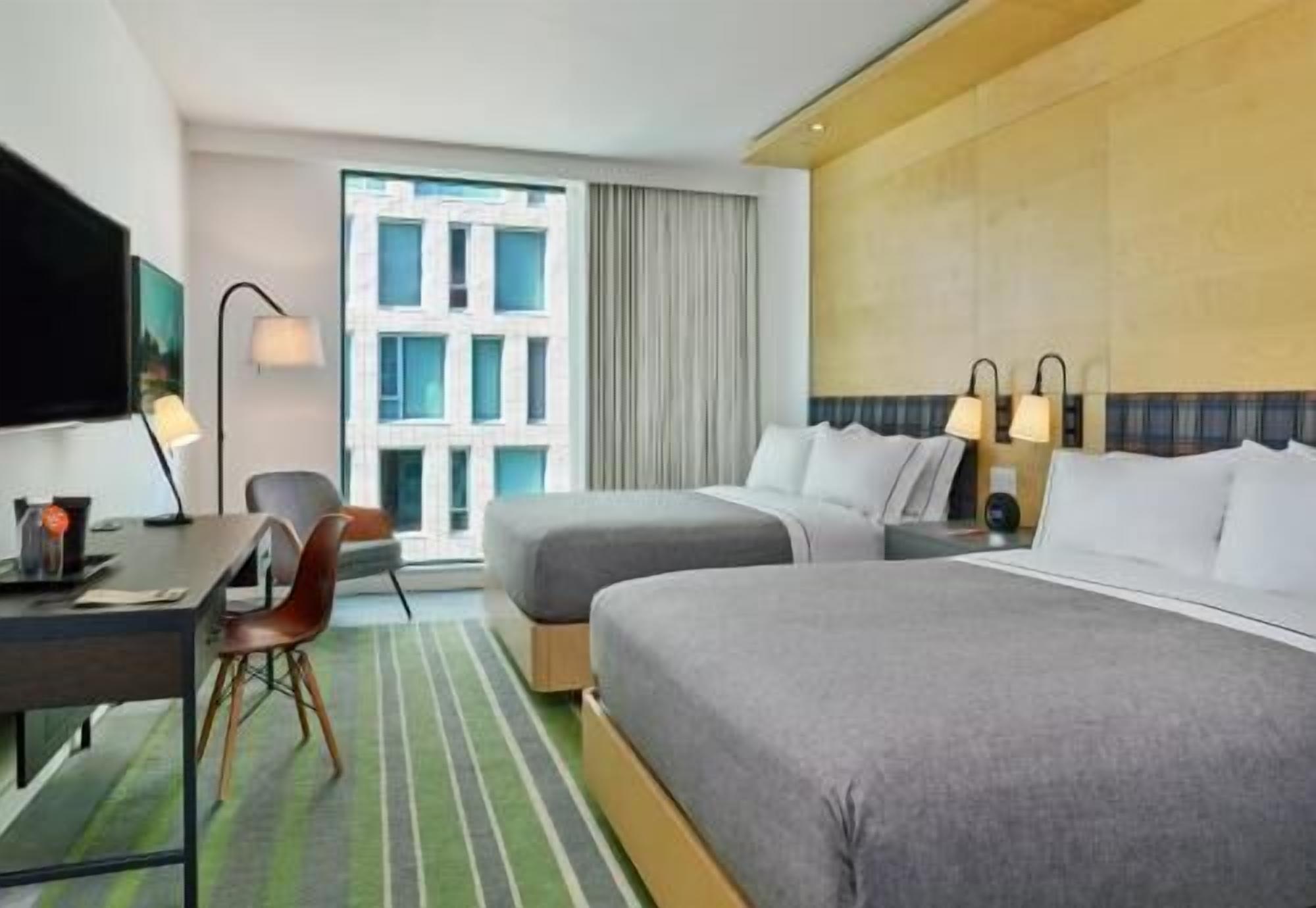 Luxe beddengoed, een kluis op de kamer, een bureau, een laptopwerkplek
