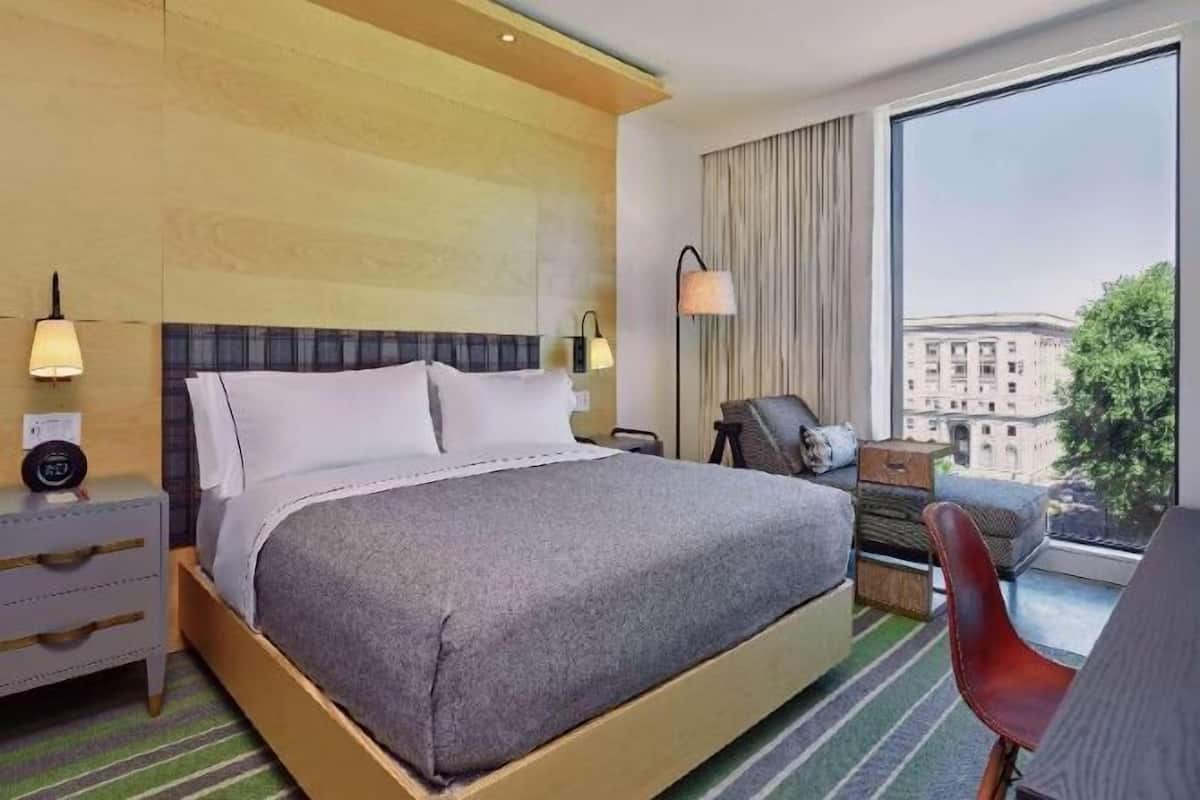 Roupas de cama premium, cofres nos quartos, escrivaninha