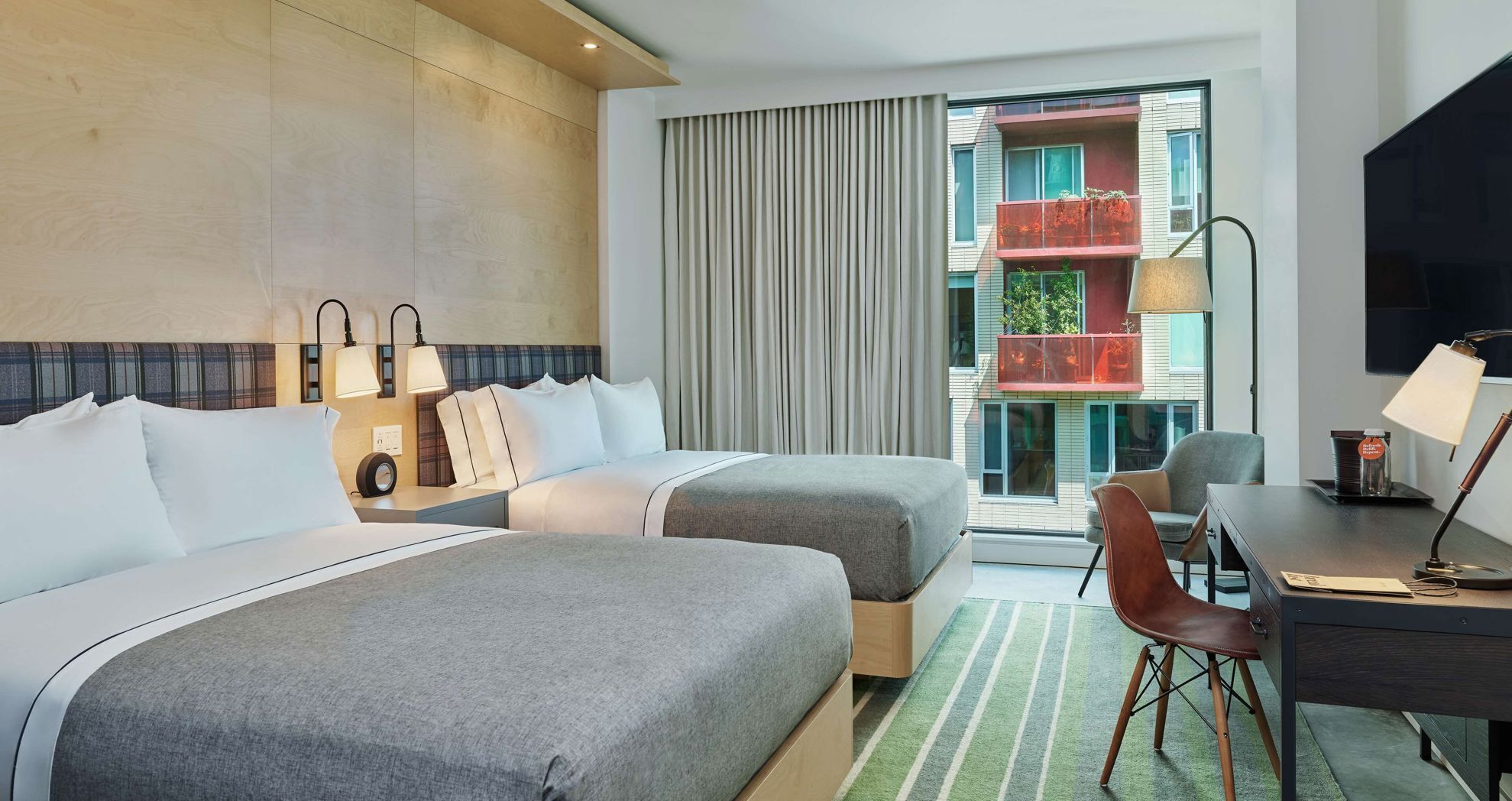 Luxe beddengoed, een kluis op de kamer, een bureau, een laptopwerkplek