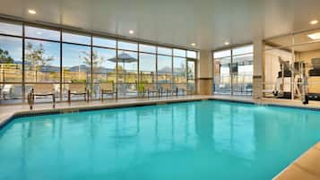 Piscina coperta, con ingresso dalle 05:00 alle 22:00, lettini