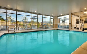 室内游泳池,05:00 至 22:00 开放,日光浴躺椅