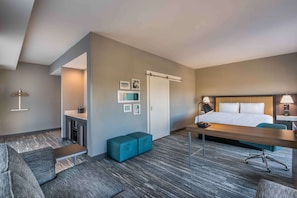 Studio, 1 King Bed, Corner | Living area