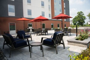Terrace/patio - Hampton Inn & Suites by Hilton Warrington Horsham (Warrington)