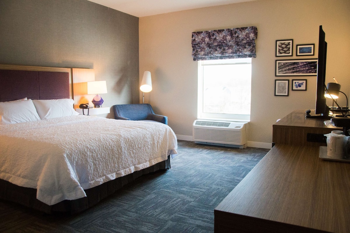 Room, 1 King Bed, Accessible (Hearing) | Premium bedding, in-room safe, iron/ironing board, free rollaway beds
