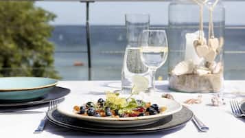 Se sirven almuerzos, cenas y cocina local