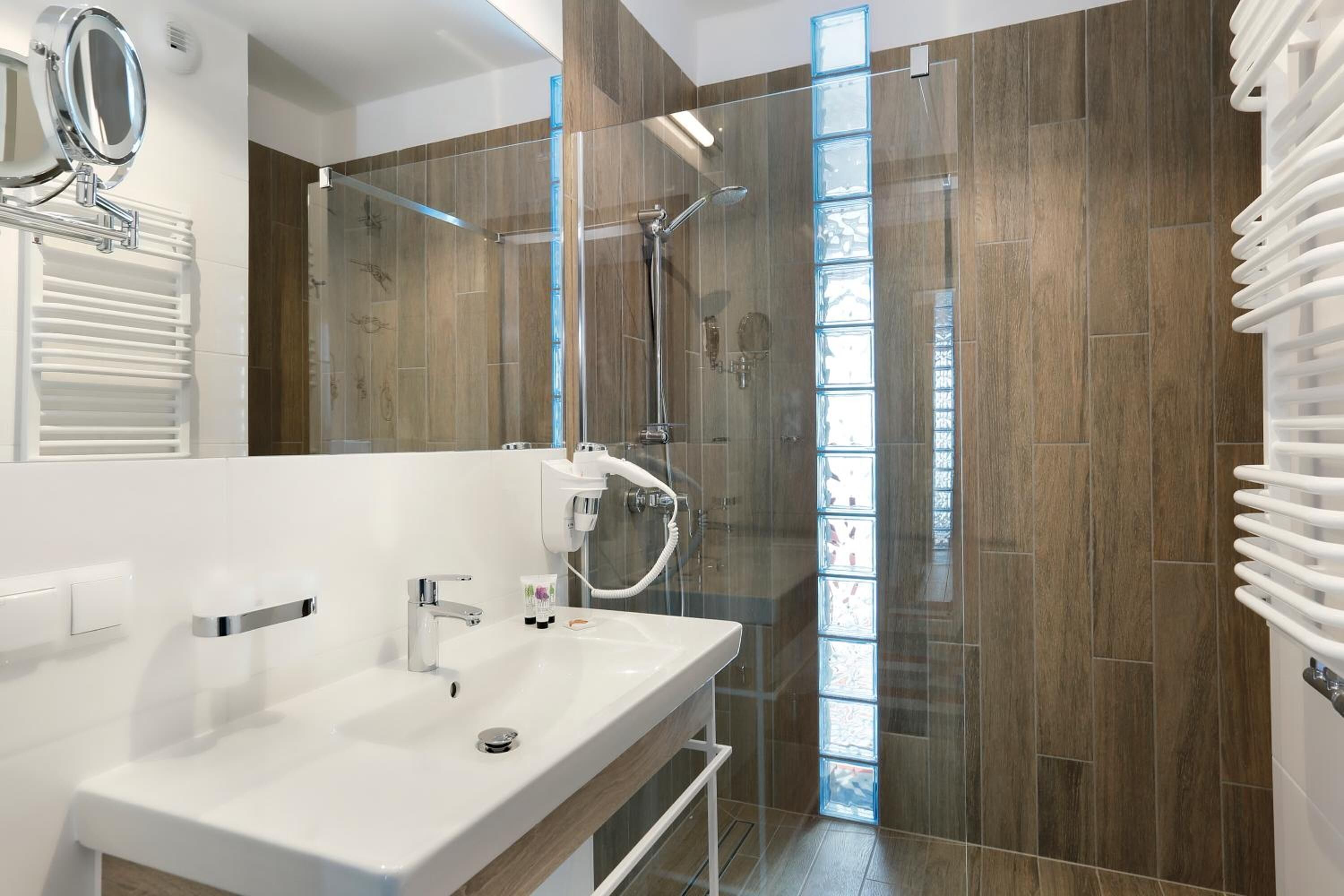 shower, free toiletries, hair dryer, towels