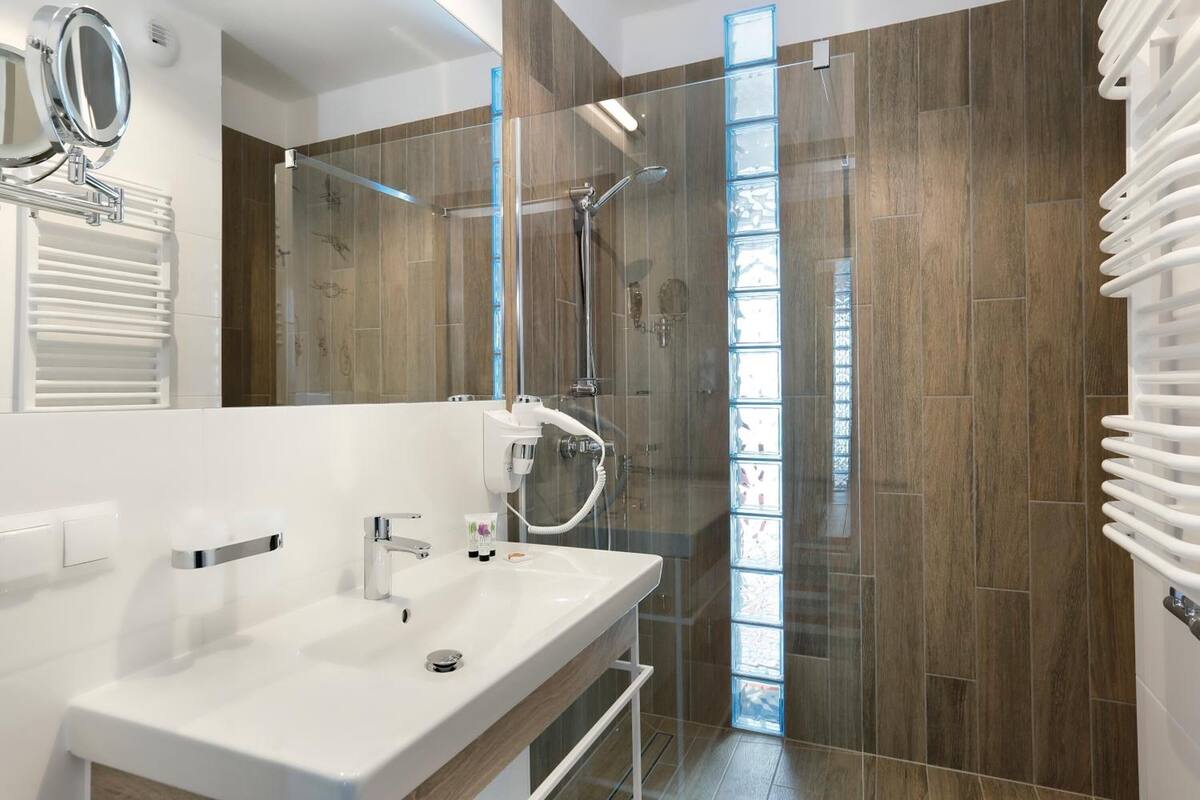 shower, free toiletries, hair dryer, towels