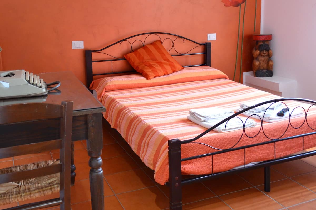 Double Room, 1 Bedroom, Private Bathroom | Desk, free WiFi