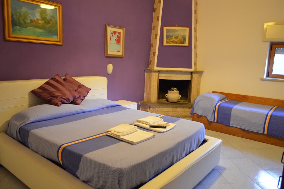 Triple Room, 1 Bedroom, Private Bathroom | Desk, free WiFi