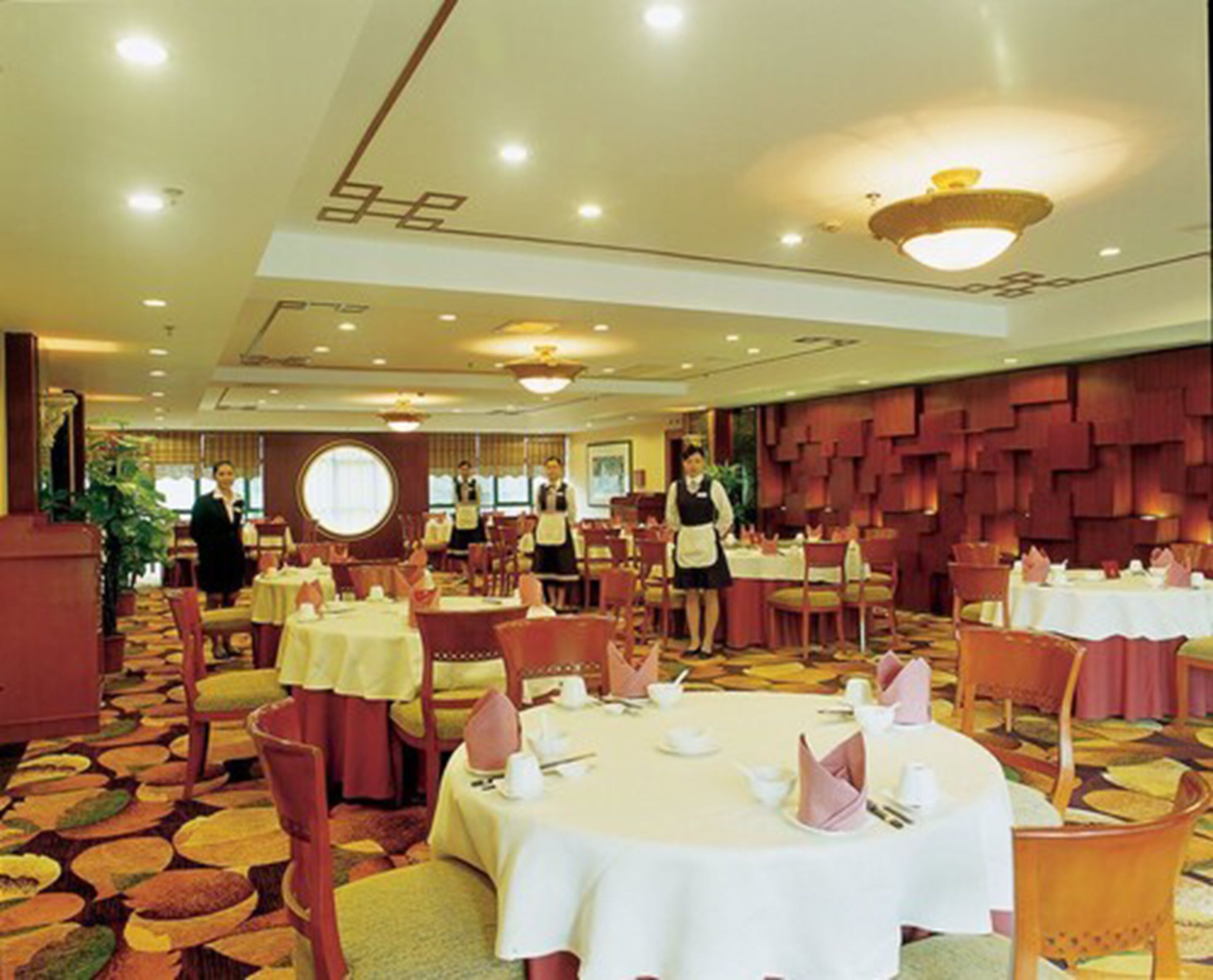 2 restaurants, breakfast, lunch, dinner served; chinese cuisine