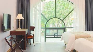 Tomannsrom – standard | Minibar, safe på rommet, skrivebord og skrivebord for bærbar PC