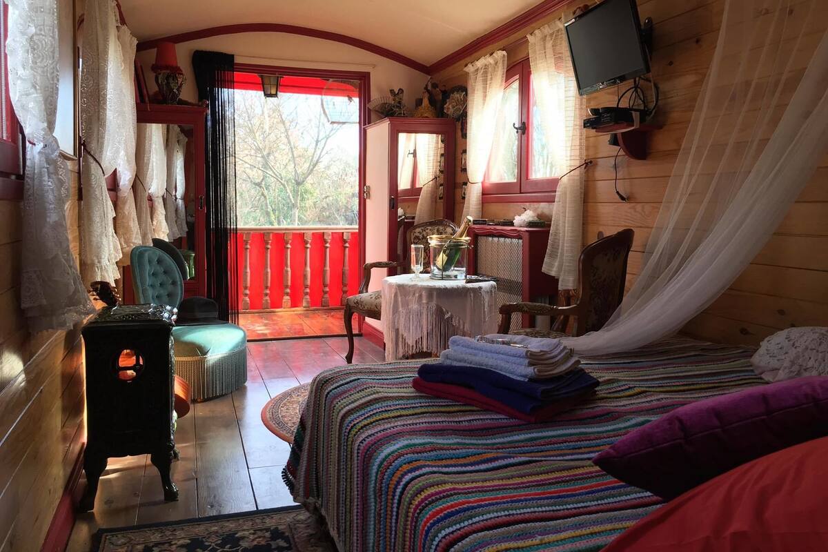 Huisje | Individueel gedecoreerd, individueel gemeubileerd, een bureau