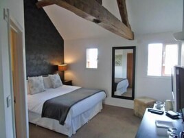 1 多间卧室、迷你吧、办公桌、隔音