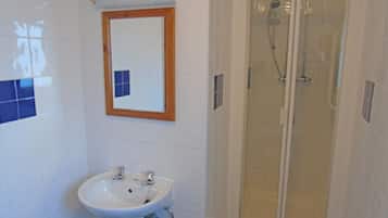 Duschwanne, kostenlose Toilettenartikel, Handtücher