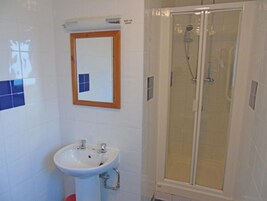 Bañera con ducha, artículos de tocador gratuitos, toallas
