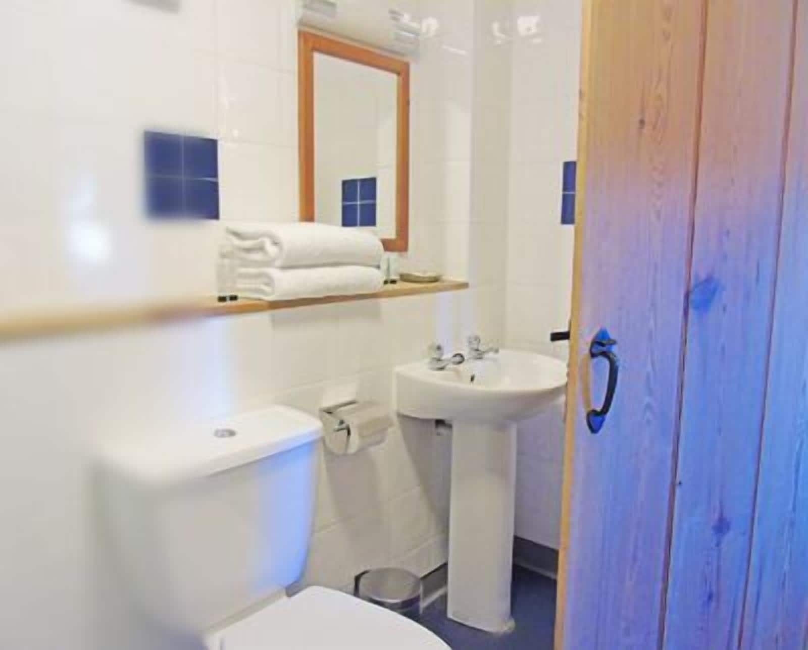 Standaard tweepersoonskamer | Badkamer | Een bad/douchecombinatie, gratis toiletartikelen, handdoeken