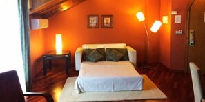 Suite, Jetted Tub | Desk, soundproofing, rollaway beds, free WiFi