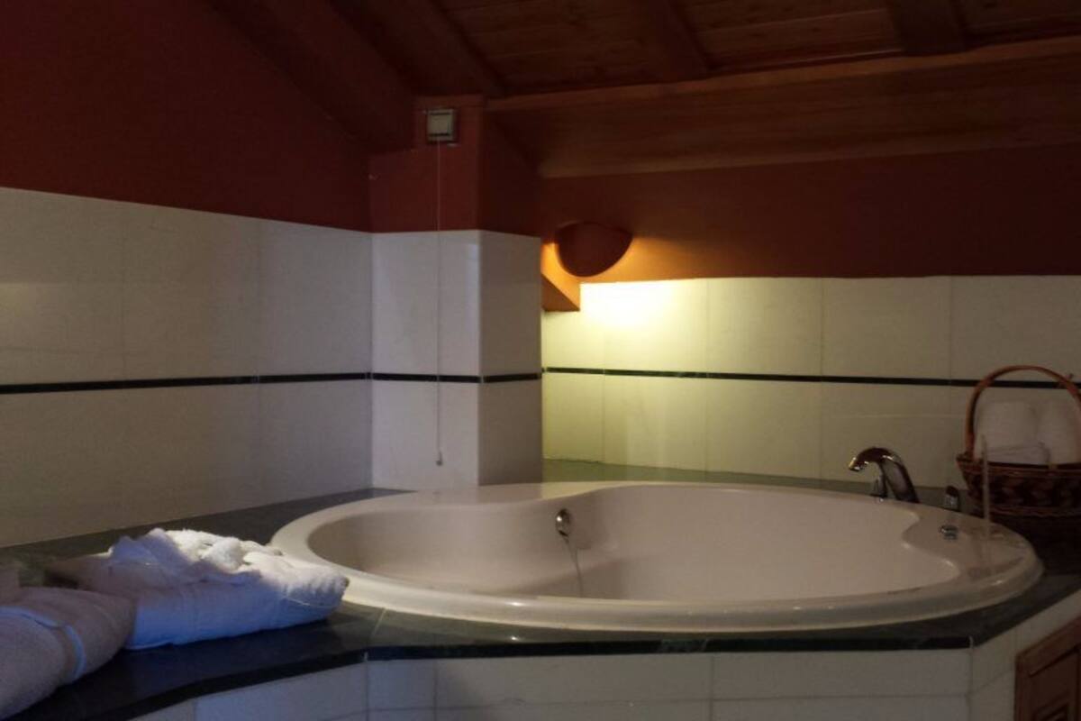 Suite, Jetted Tub | Deep-soaking bathtub